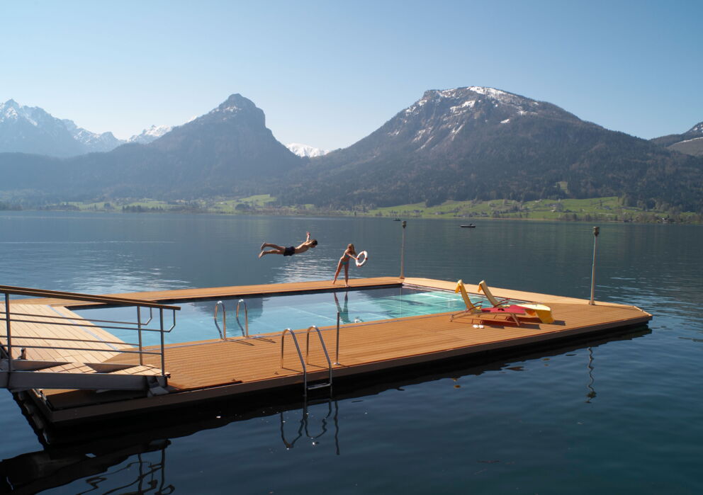 In das Seebad springender Mann am Wolfgangsee im Weissen Rössl