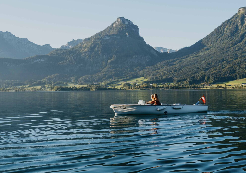 Zwei Frauen auf einem kleinen Boot mitten am Wolfgangsee