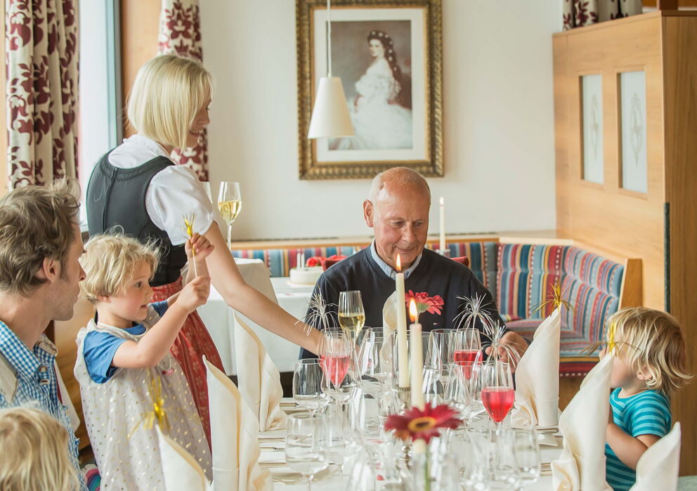 Familie am Geburtstag Feiern des Großvaters in einem Restaurant im Weissen Rössl