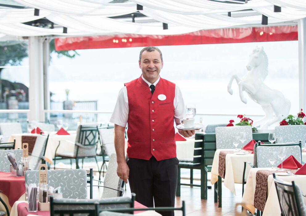 Lachender Kellner in einem Restaurant im Weissen Rössl am Wolfgangsee