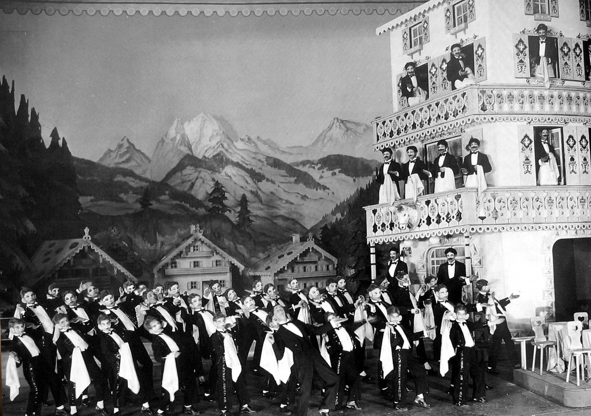 Historisches Bild einer Aufführung der ''Im Weißen Rössl Operette''