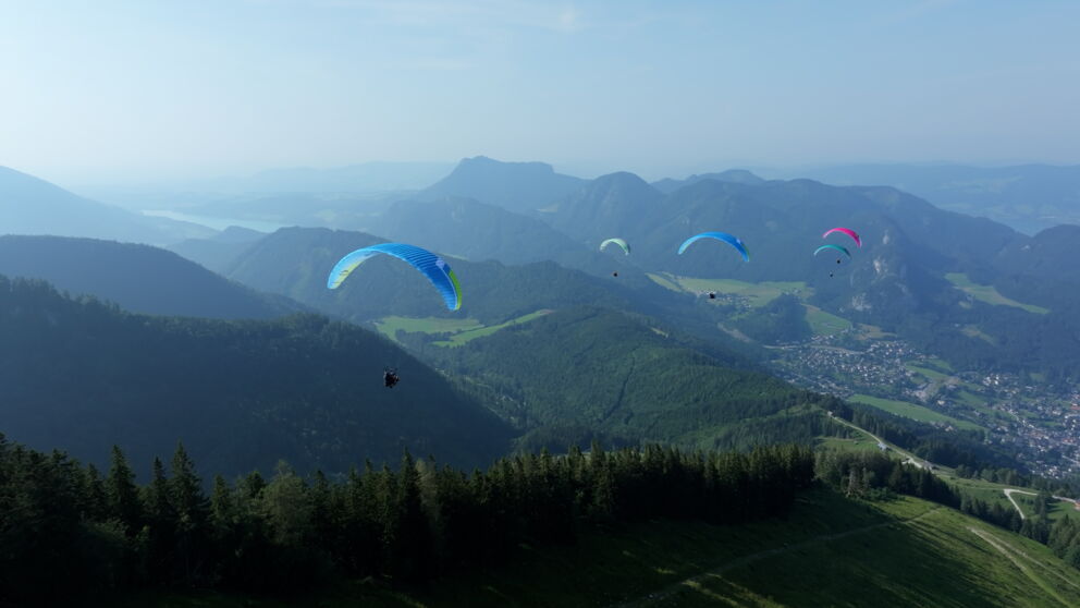 Die Paragleit Schule im Salzkammergut fliegen über dem Zwölferhorn. ©Flugschule Salzkammergut