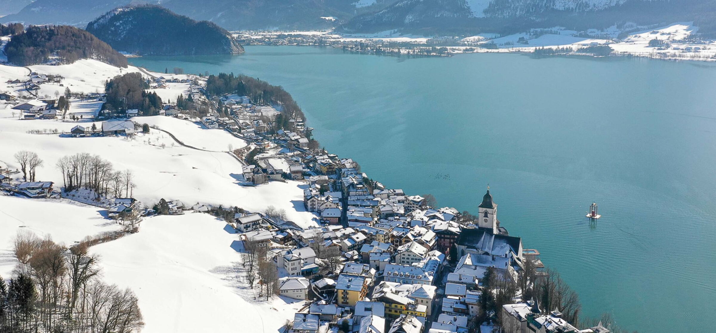 St. Wolfgang und der Wolfgangsee aus der Vogelperspektive mit Ausblick auf den ganzen See im Winter