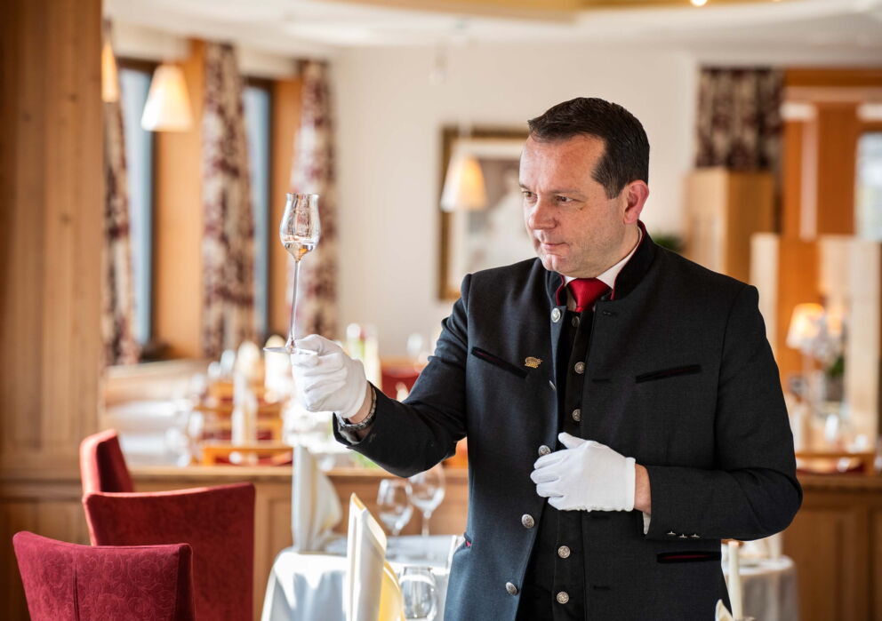 Der Keller im Hotel im Weisses Rössl am Wolfgangsee probiert den Schnaps