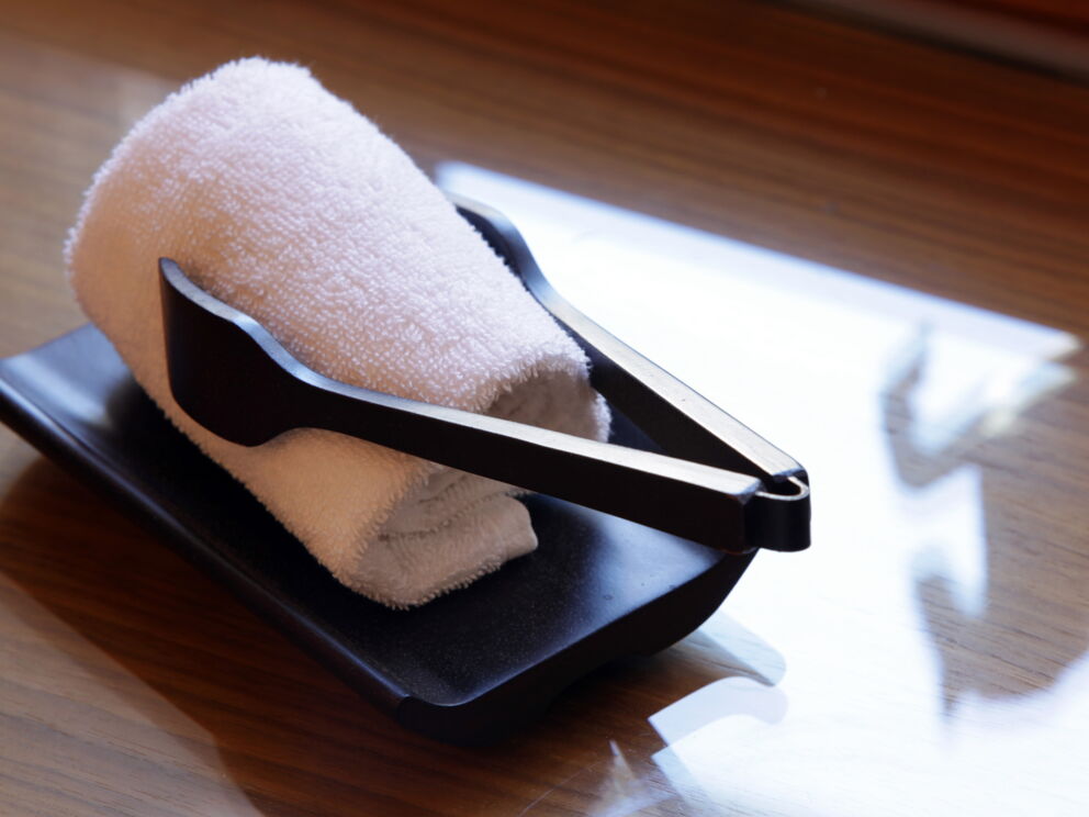 Zu sehen ist ein Tuch auf einer Schale, mit einer Zange darauf im 4 Sterne Hotel Weisses Rössl