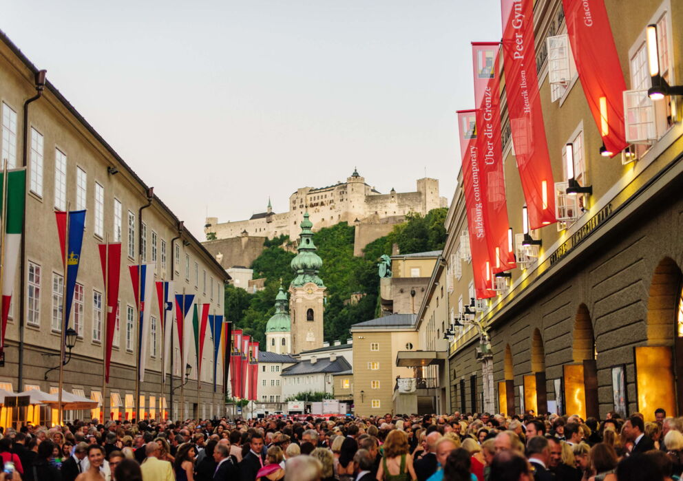 Salzburger Festspiele © Tourismus Salzburg GmbH/Festspielbesucher in der Hofstallgasse in Salzburg: B. Reinhart