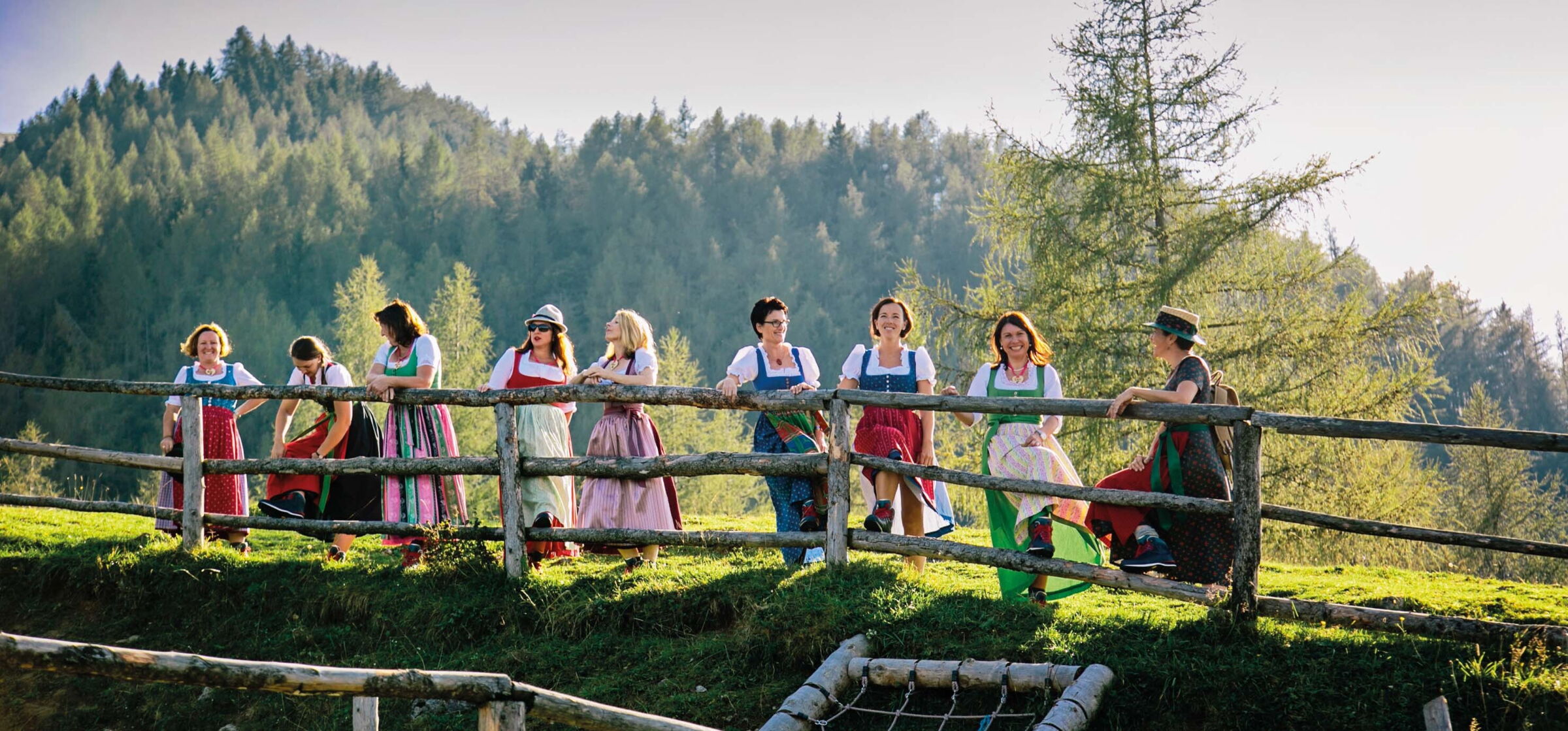 Gruppe von Frauen in traditionellen österreichischen Dirndl auf einer Alm