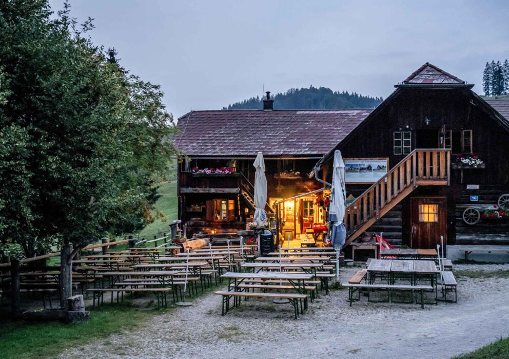 Urige, traditionelle Almhütte im Salzkammergut