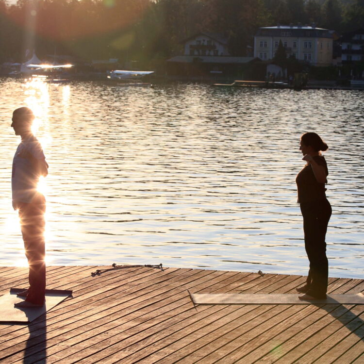 Zwei Personen beim Yoga Im Weissen Rössl am Wolfgangsee