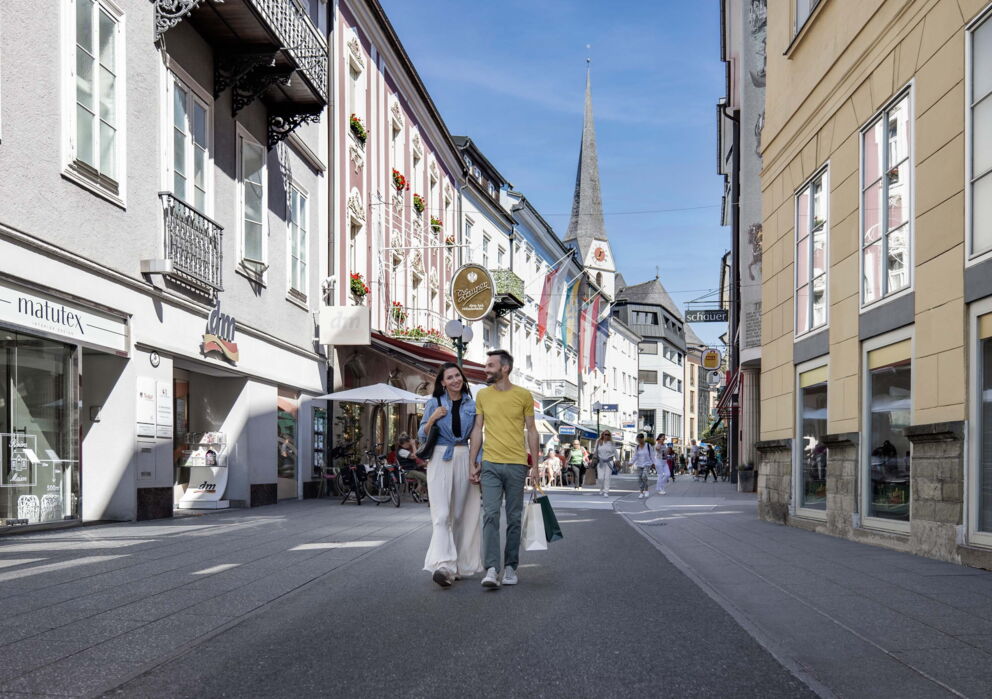 Ein Pärchen schlendern durch die Bad Ischler Innenstadt