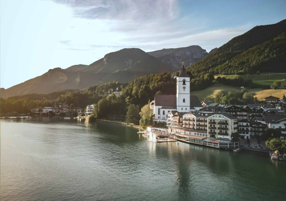 Außenansicht des Hotel Weisses Rössl direkt am Ufer des Wolfgangsees