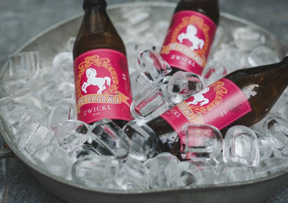Peterbräu Zwickel Bier in Eis gekühlt