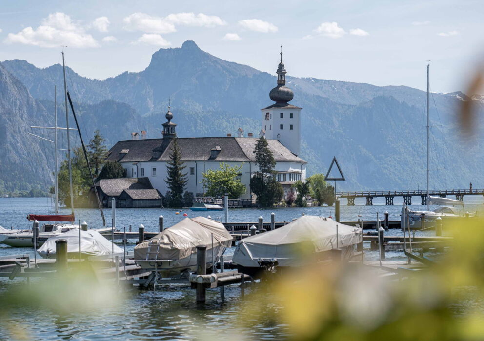 Blick auf das Schloss Gmunden am Traunsee mit atemberaubender umliegenden Berglandschaft