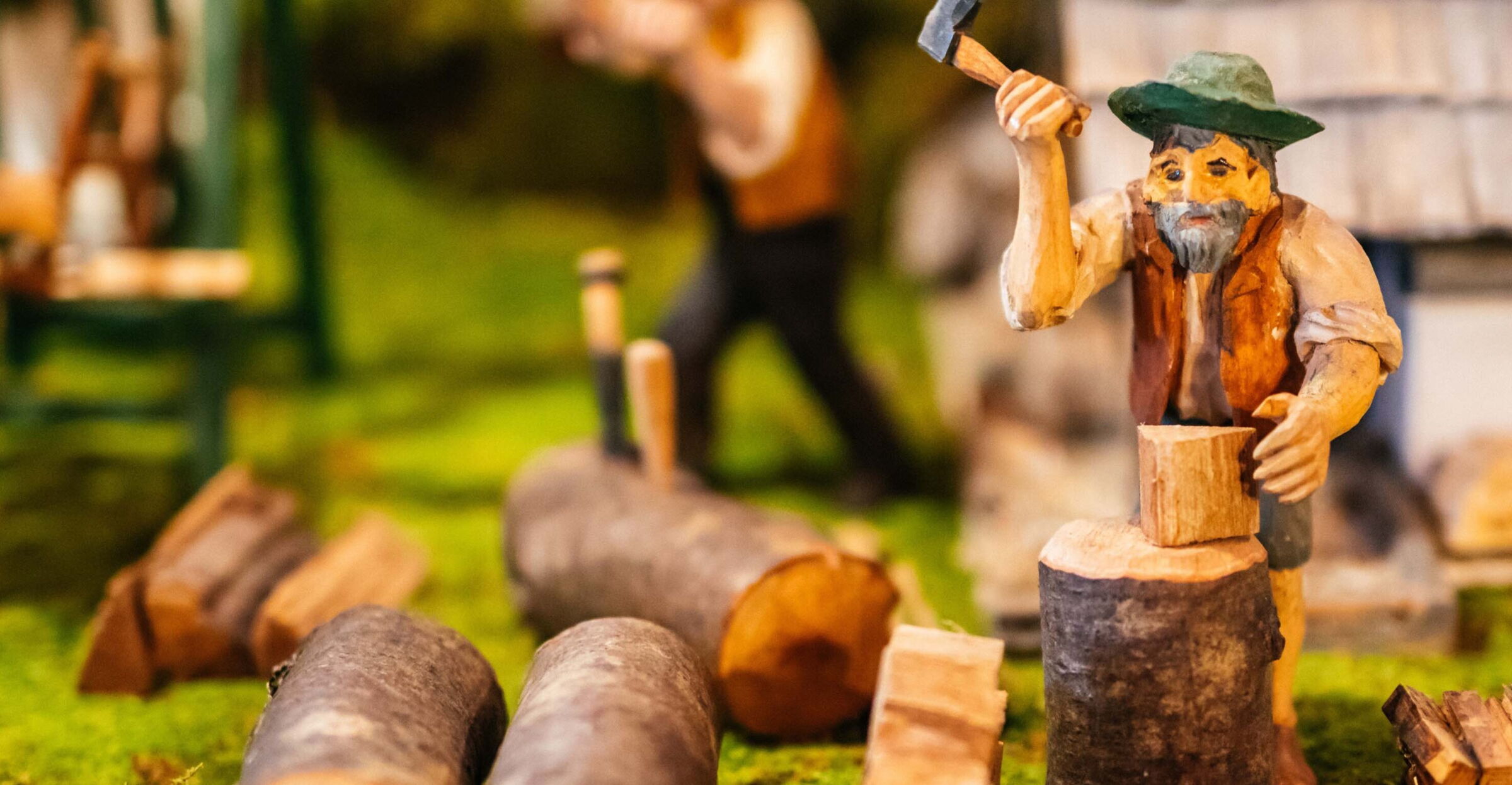 Eine Holzfigur als teil einer Krippe