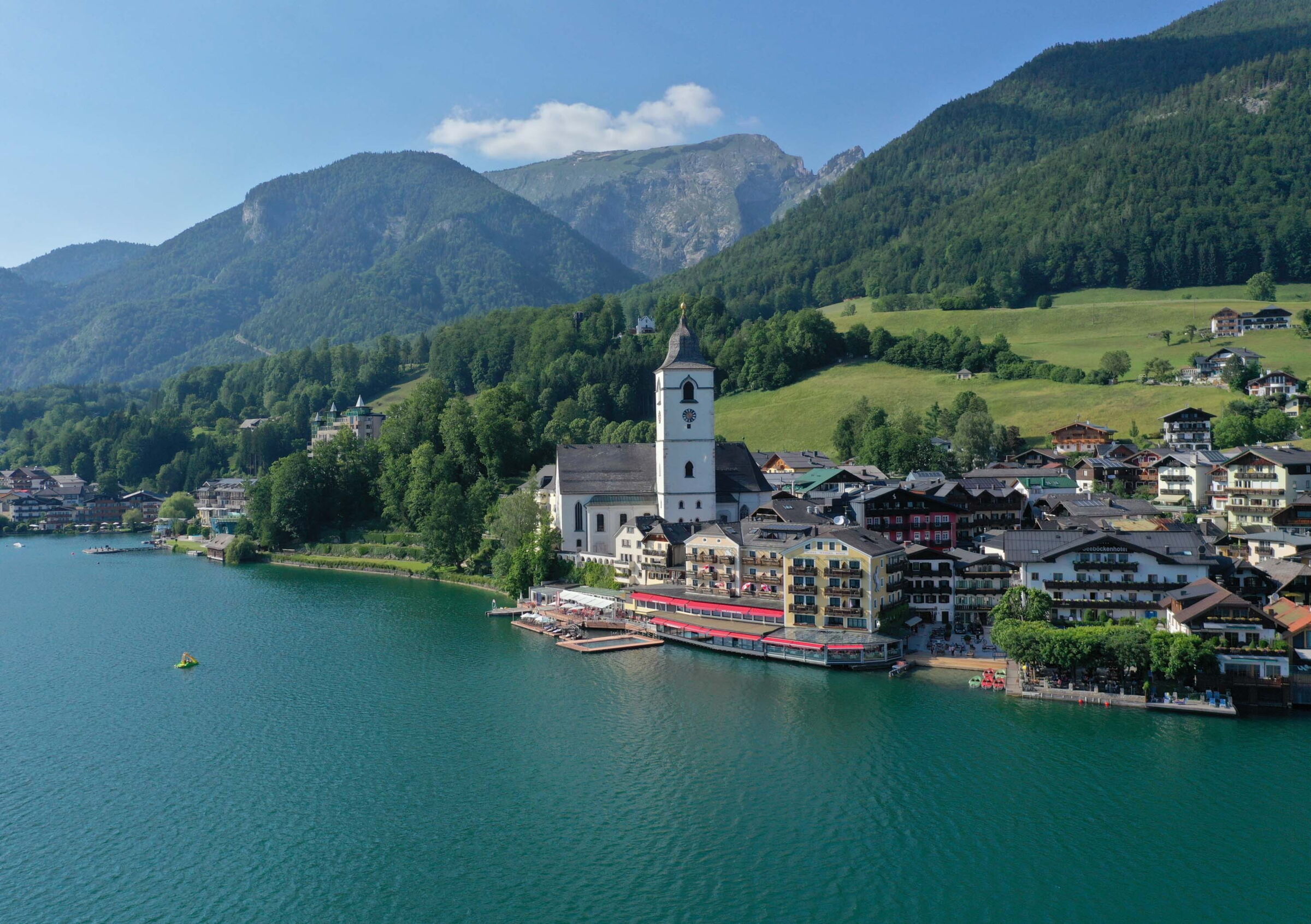 Vogelperspektive von St Wolfgang und dem Wolfgangsee