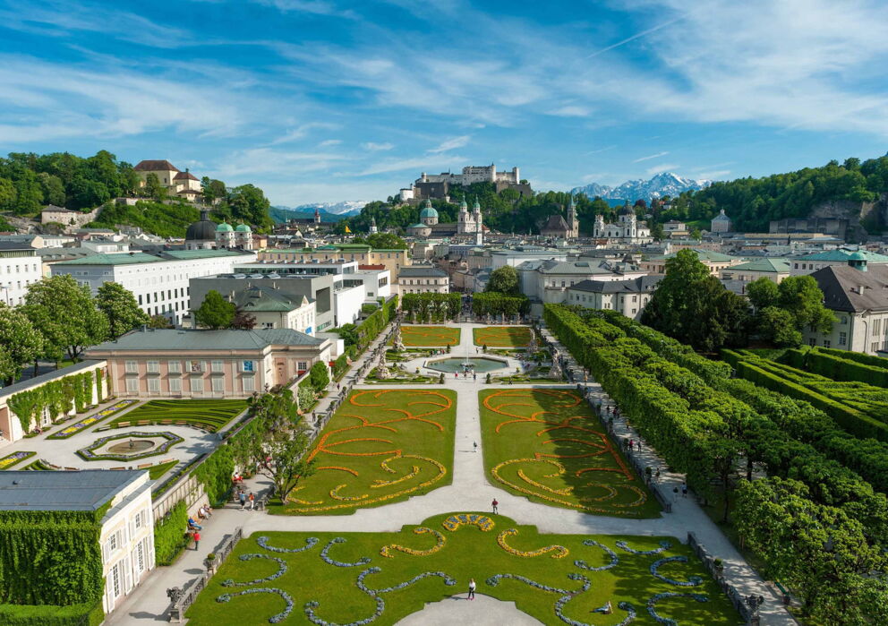 Sicht über den Mirabellgarten aus bis zur Burg Hohensalzburg in Salzburg