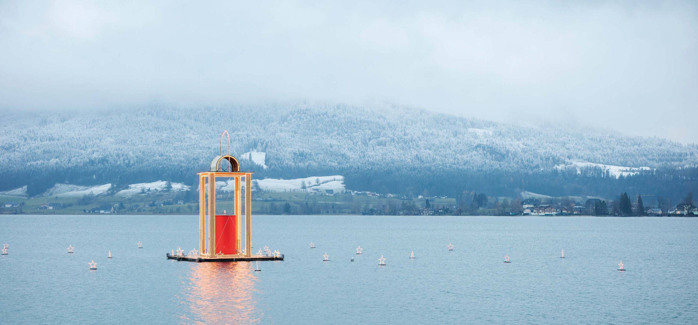 Die schwimmende Laterne auf dem Wolfgangsee am St. Wolfgang Adventmarkt im Salzkammergut.