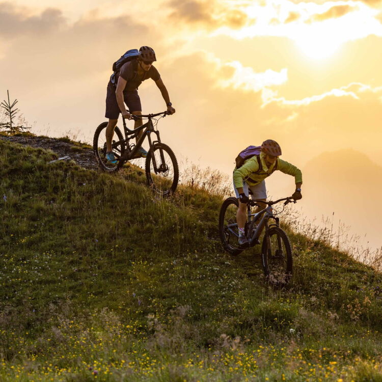 Zwei Mountenbiker am Radfahren am Wolfgangsee