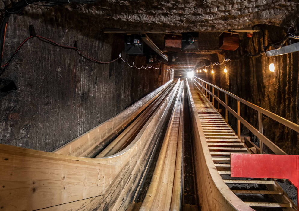 Untere Sicht auf die Bergwerksrutsche in dem Salzbergwerk in Hallstatt