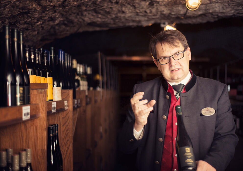 Ein Wein Sommelier in dem Weinkeller des Weissen Rössels