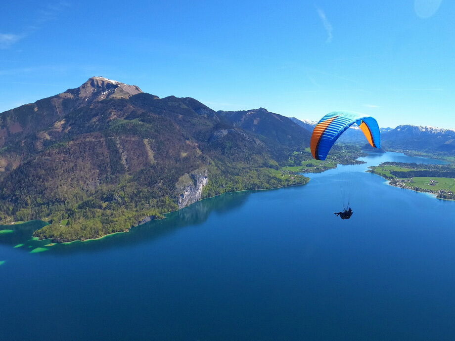 Ein gleitschirm flieger über dem Wolfgangsee