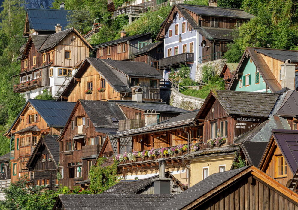 Blick auf die den Berg hoch gebauten Häuser im wundervollen Weltkulturerbe Hallstatt in Österreich