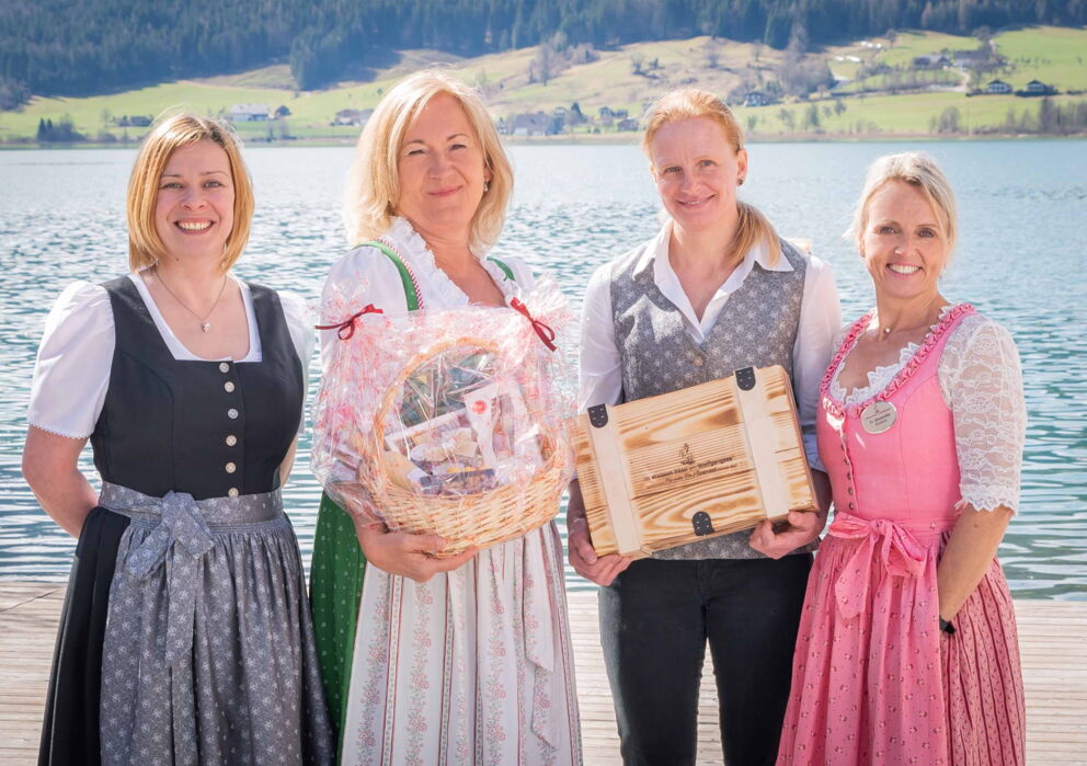 Vier Mitarbeiterinnen des Weissen Rössl in St. Wolfgang in Tracht
