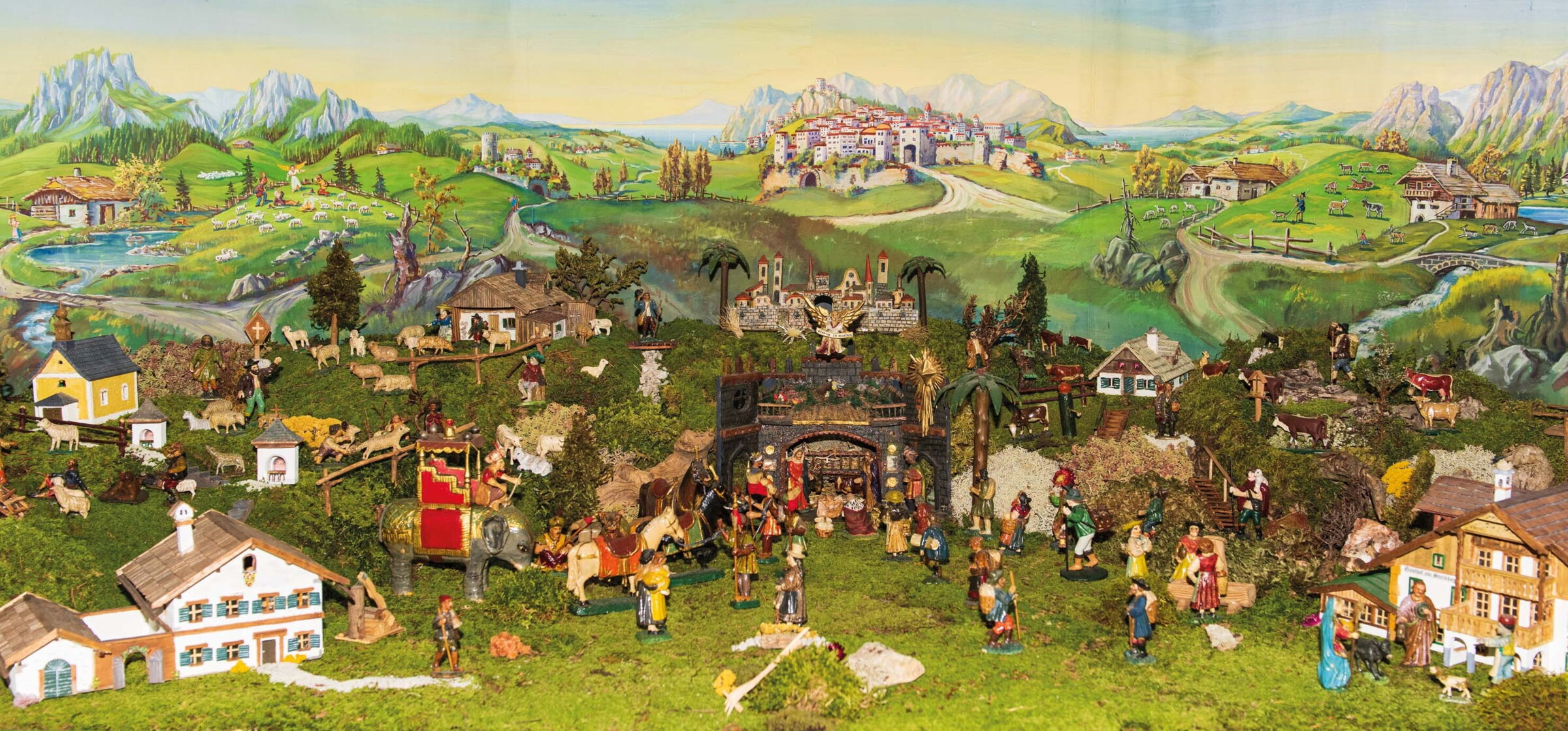 Eine Holz Krippe mit vielen Handgefertigten figuren