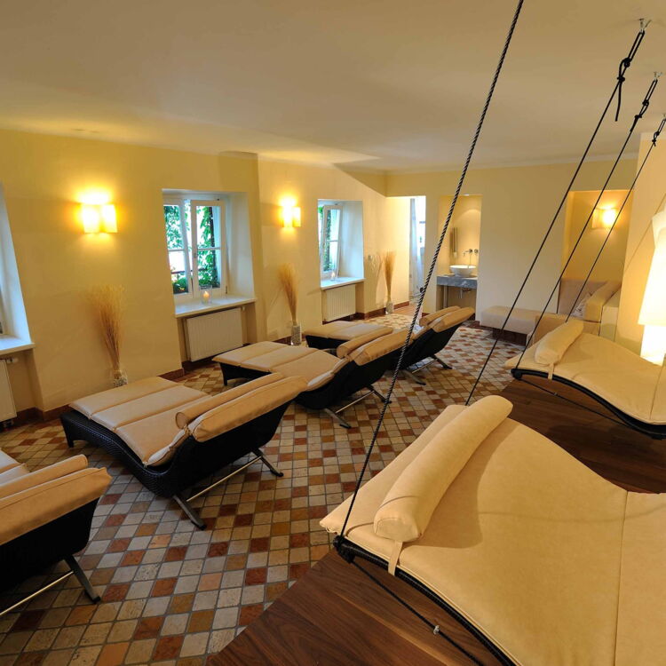Comfortable loungers in a relaxation room of the Wolfgangsee Wellnesshotel Im Weissen Rössl