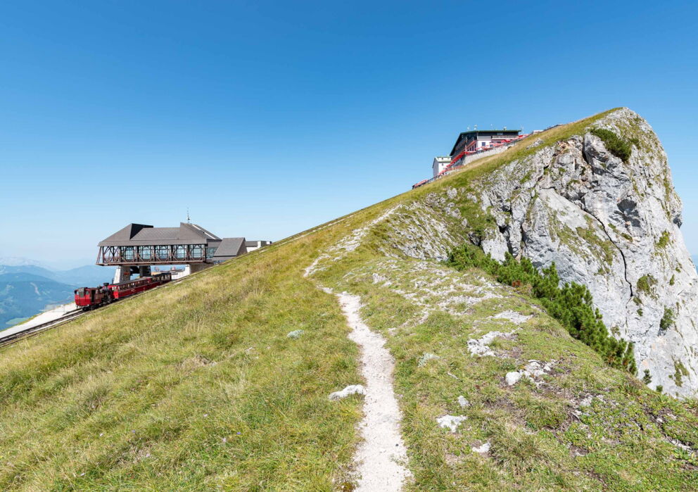 Schafberg mit Schafberghütte und Gipfelstation der Schafbergbahn