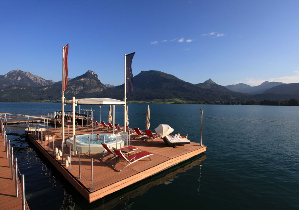 Aussicht auf den Rösslpool am Wolfgangsee mit umliegender Berglandschaft