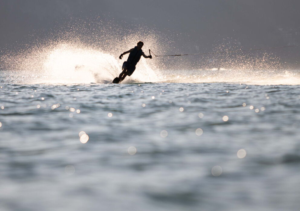 Wakesurfen am blau schimmernden Wolfgangsee