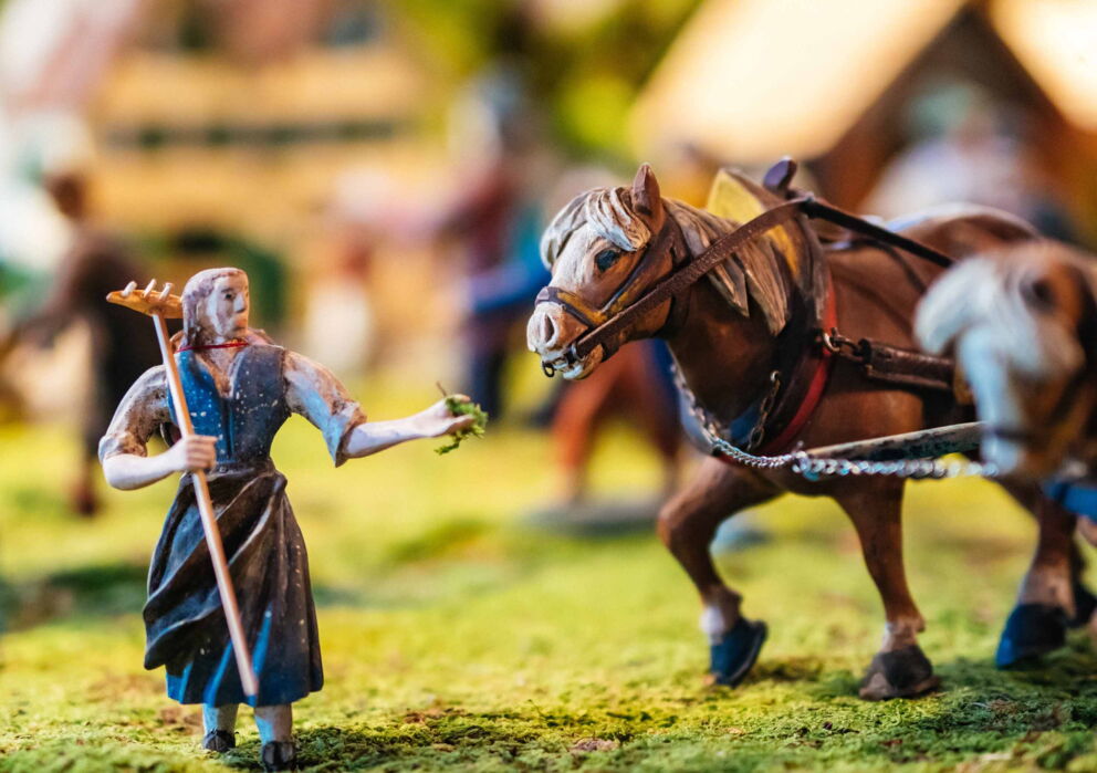 Eine Nahaufnahme einer holz grippe, eine Figur führt ein Pferd.