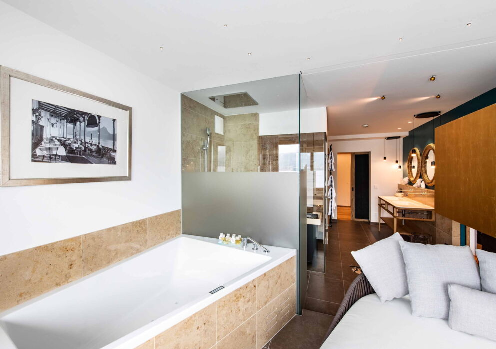 Large bathroom with a bathtub, a sauna and a large spa lounger