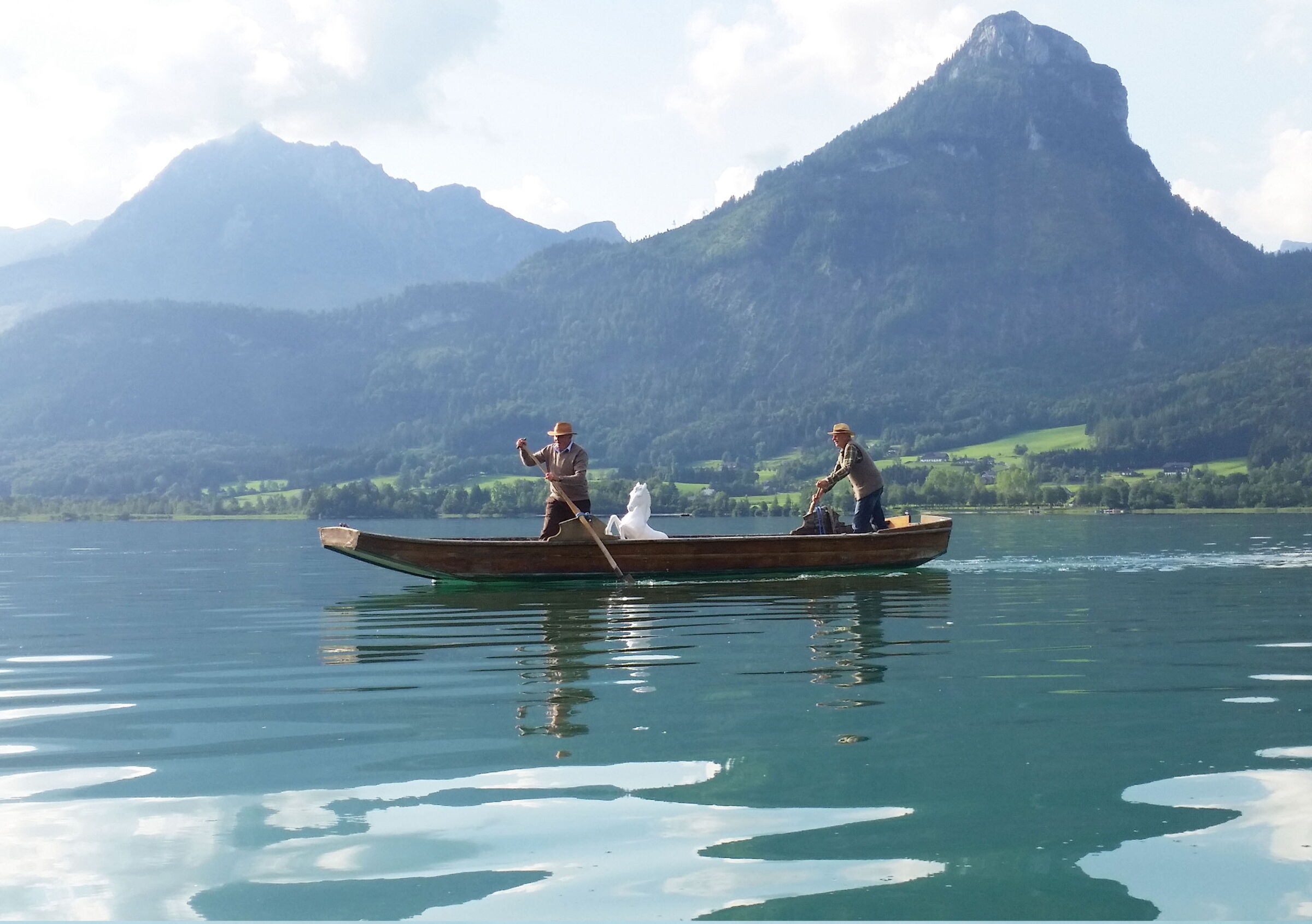 Zwei Männer auf einem kleinen Schiff am Wolfgangsee