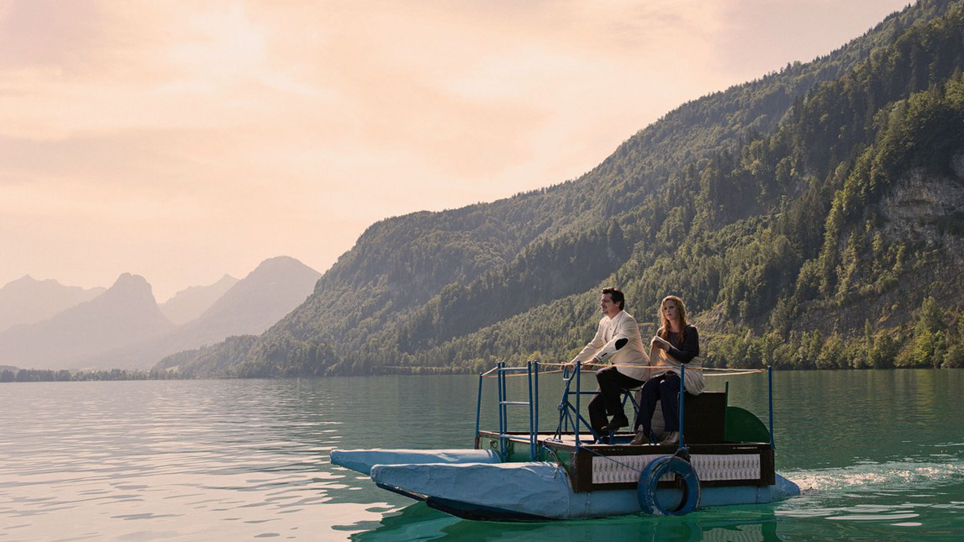 Ausschnitt aus dem Film "Wehe du singst" am Wolfgangsee die Neuanlage des IM Weißen Rössel Filmklassikers.