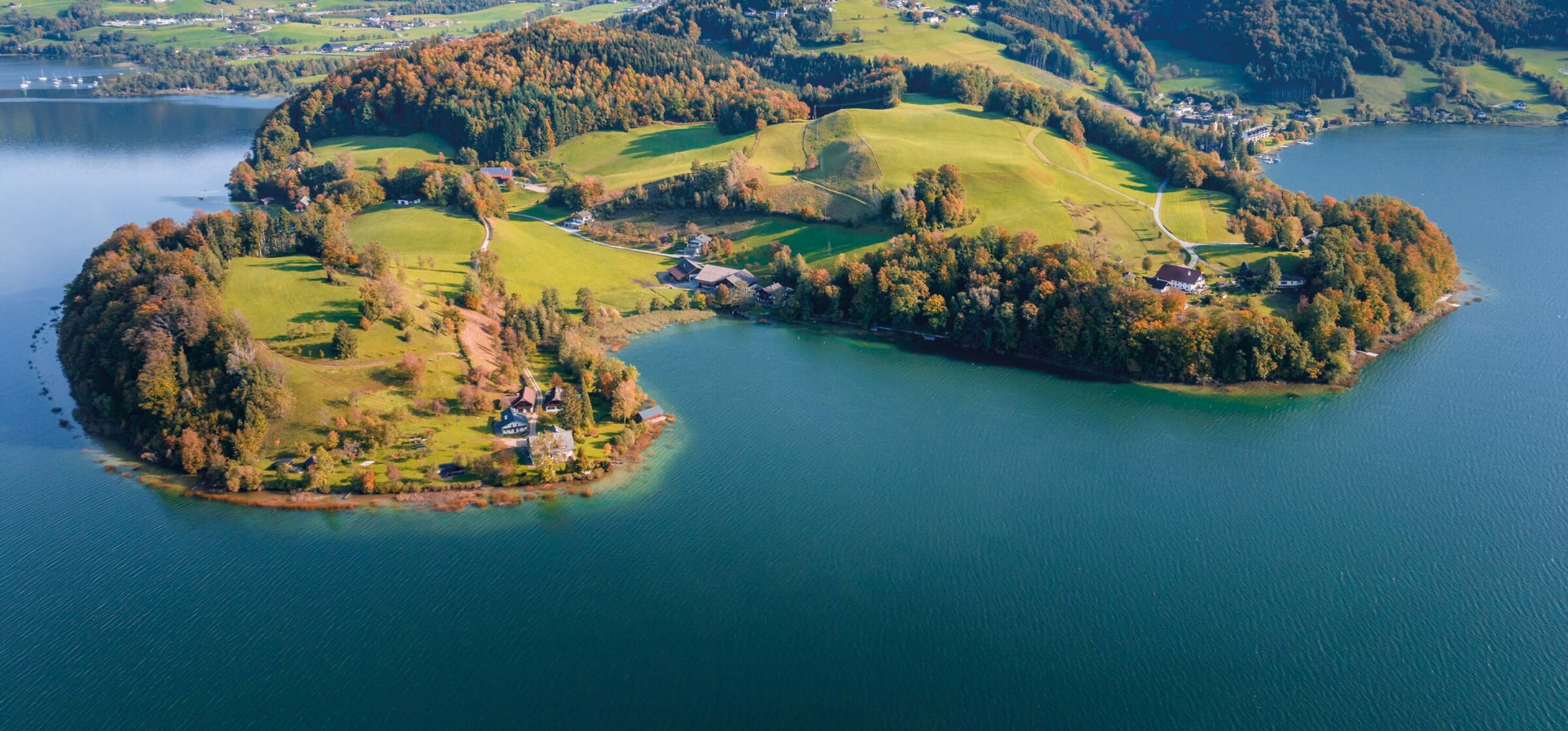 Luftansicht auf den Mondsee und dem festland