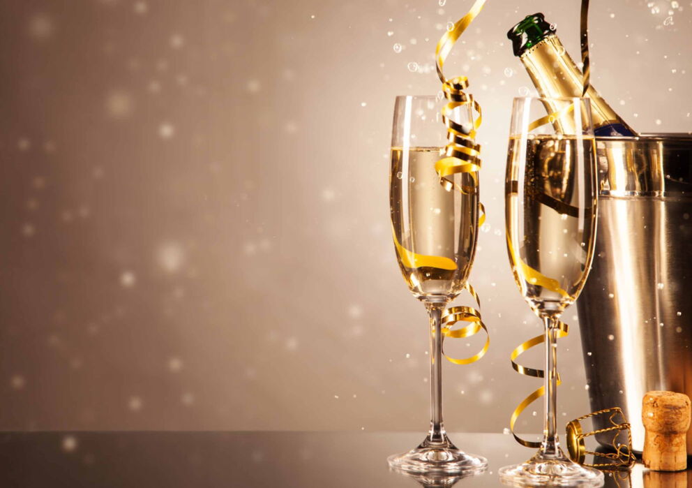 Zwei sekt gläser und eine Flasche