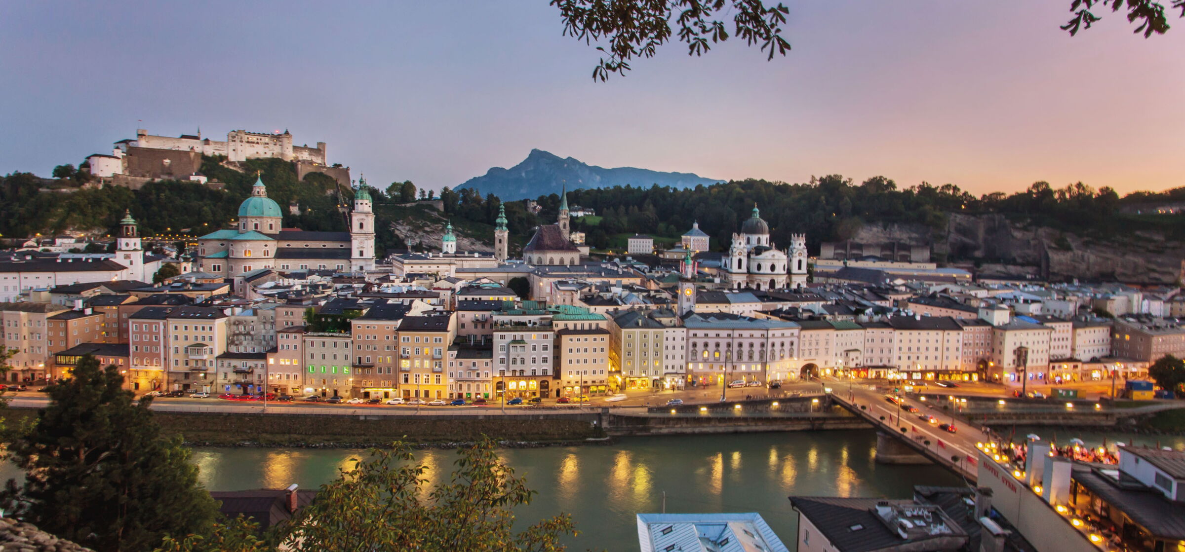 Die Salzburger Altstadt im Abendschein