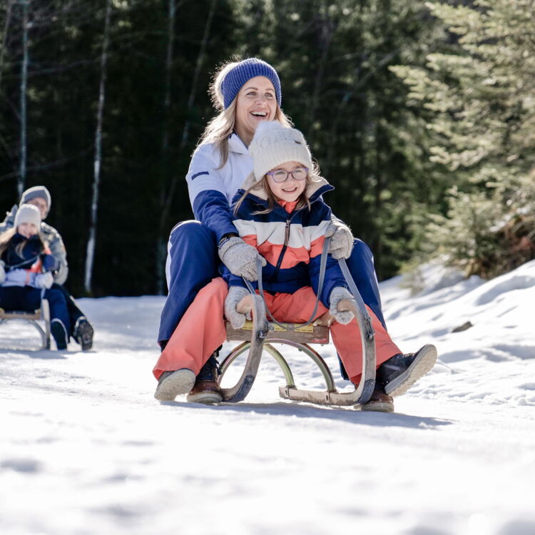 Salzkammerg Rodeln Salzkammergut Bad Goisern Familie Abfahrt © Oberoesterreich Tourismus GmbH; Martin Fickert