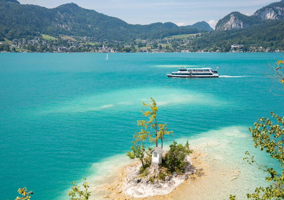 Sicht auf ein großes Schiff während einer Schifffahrt am Wolfgangsee