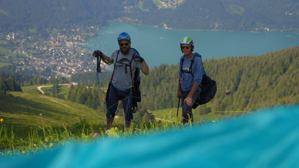 Zwei Tandemflieger bereiten sich auf den Flug vor. ©Flugschule Salzkammergut