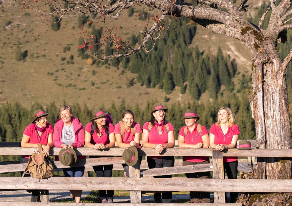 Gruppe von in rosa gekleidete Frauen auf einer Alm im Salzkammergut