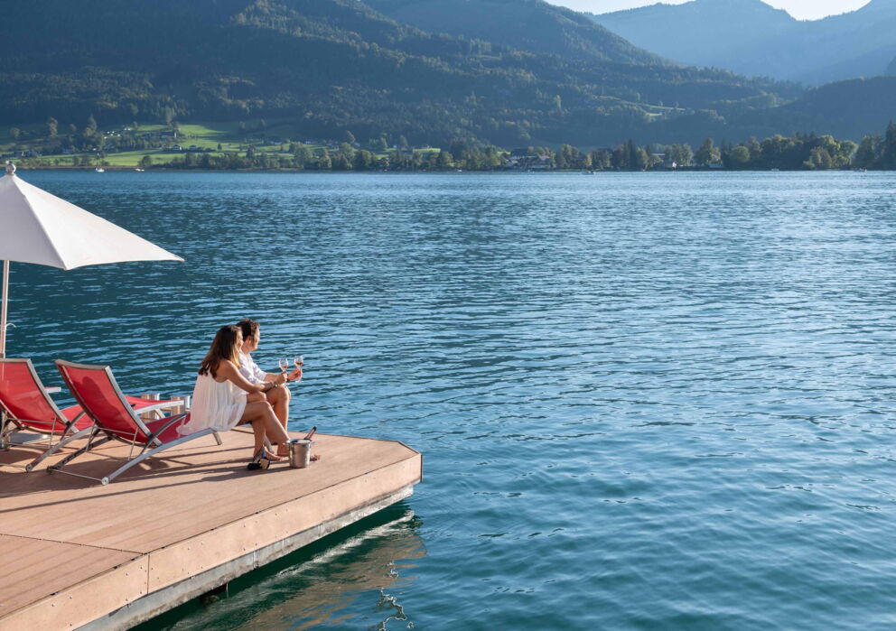 Holzplattform im Wolfgangsee vom Hotel Weisses Rössl mit Blick auf die atemberaubende Landschaft