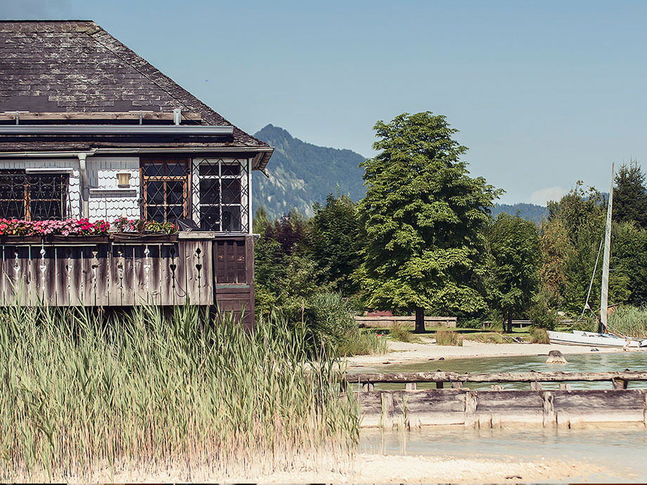 Ein Haus direkt am Ufer des Wolfgangsees