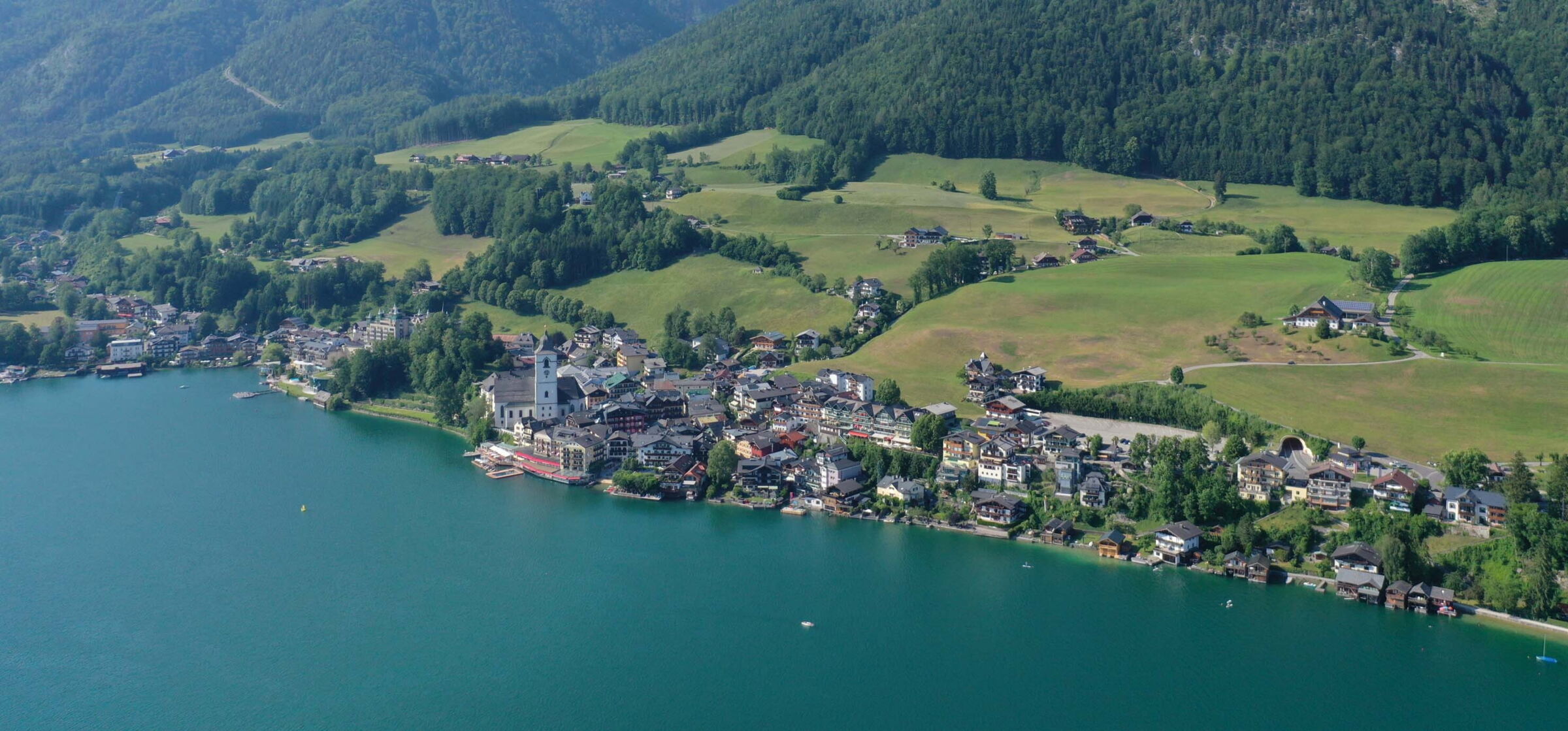 Fernaufnahme von dem Ort Sankt Wolfgang sowie dem Wolfgangsee