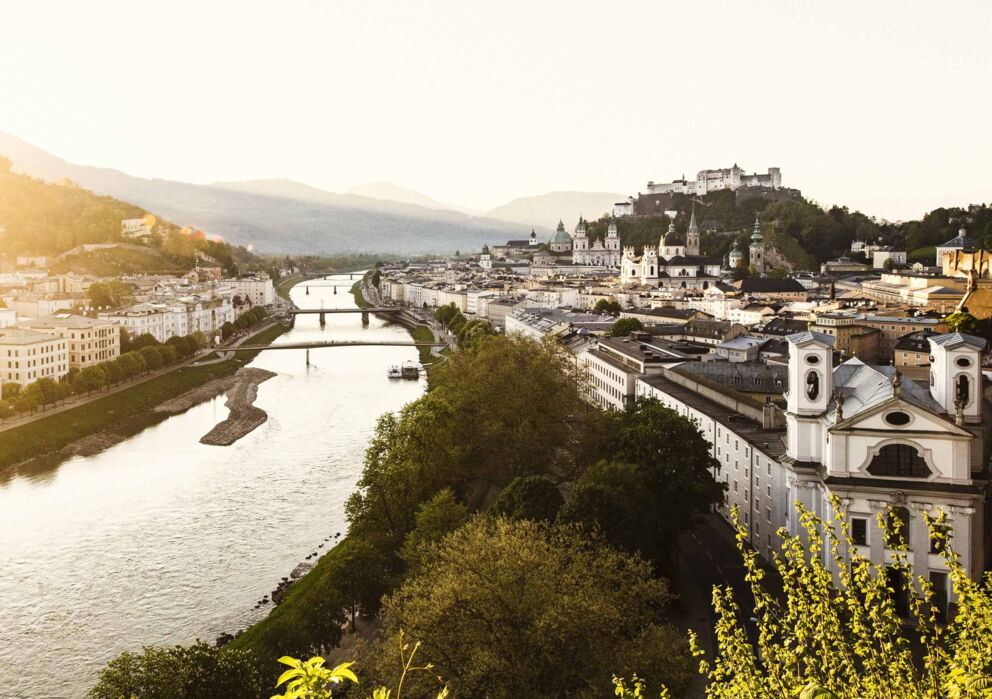 Wunderschönen Blick auf die Salzburger Altstadt bei Sonnenaufgang