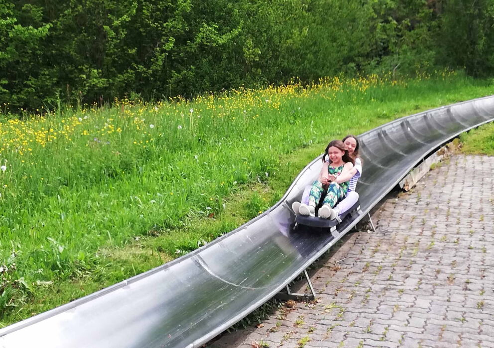Zwei Mädchen auf der Sommerrodelbahn im Salzkammergut