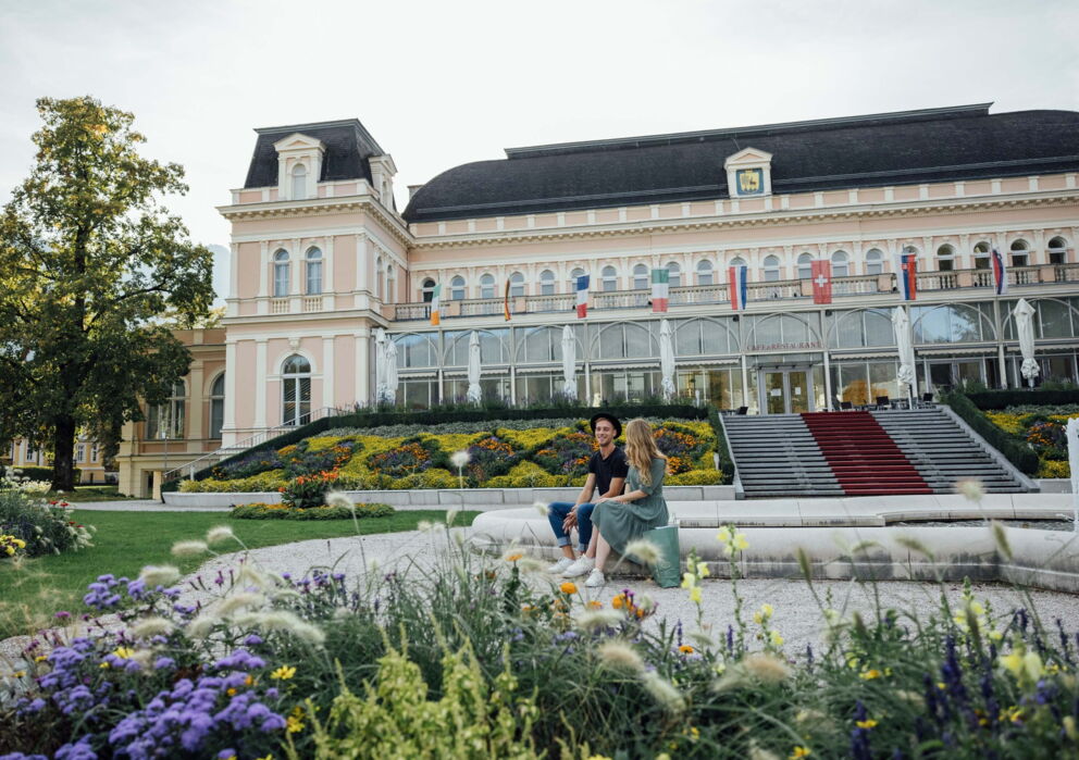 Sitzendes Pärchen vor dem Kurhaus in Bad Ischl