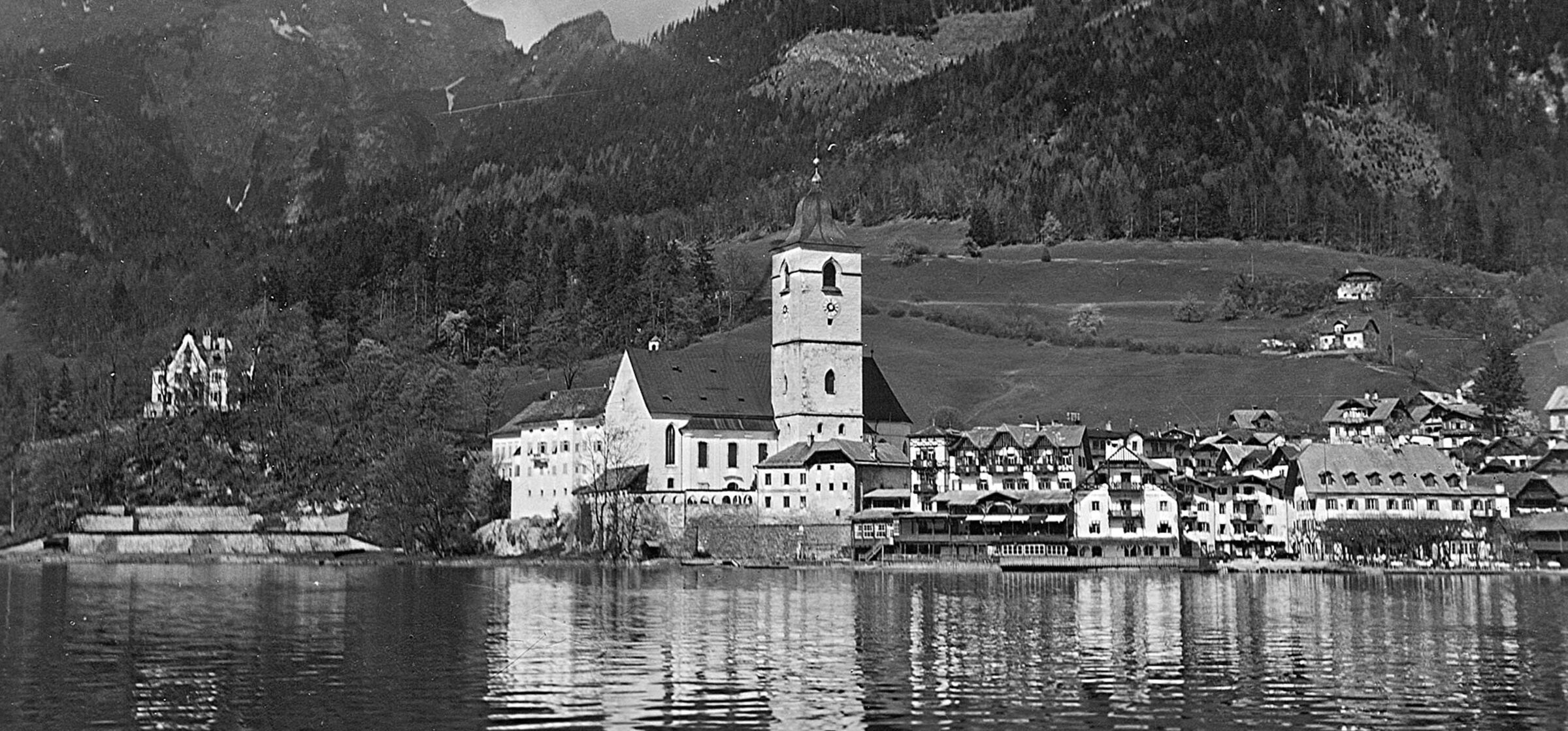 Historic view of the&nbsp;Hotel Im Weissen Rössl&nbsp;beside Lake Wolfgang